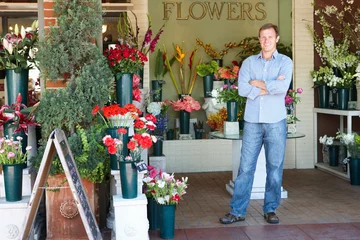 Store enrouleur tamisant Fleuriste Man standing outside florist