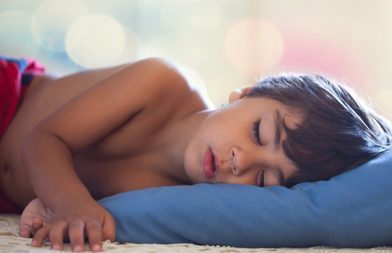 bambino che dorme e sogna