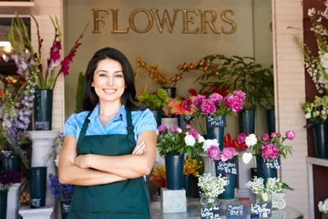 Foto op Plexiglas Bloemenwinkel Vrouw die buiten de bloemist staat