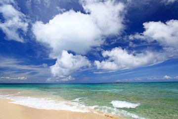 コマカ島の澄んだサンゴ礁の海