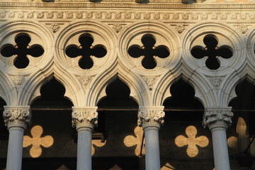 Schattenspiel am Dogenpalast in Venedig