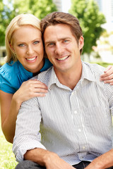 Obraz premium Couple in city park