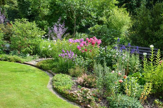 Blumenbeet mit Stauden