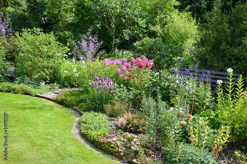 "Blumenbeet mit Stauden" Stockfotos und lizenzfreie Bilder ...