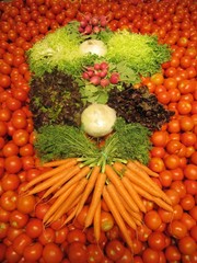 Composición con verduras crudas, imagen vertical.