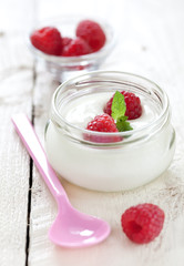 Joghurt mit Himbeeren