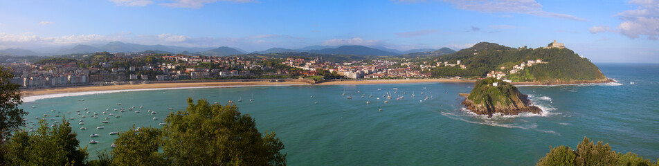 Fototapeta premium beach and bay of La Concha in the city of Donostia, Gipuzkoa