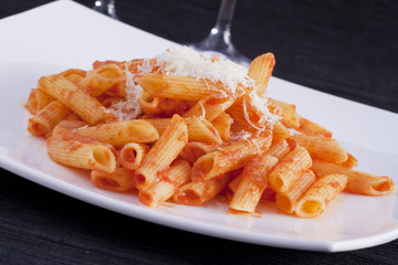Penne al sugo su piatto bianco