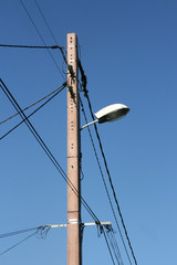 poteau électrique et lampadaire