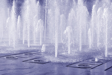 Splashing fountain - obrazy, fototapety, plakaty