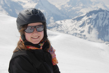 Junge Frau in Wintersportkleidung - Berge im Hintergrund
