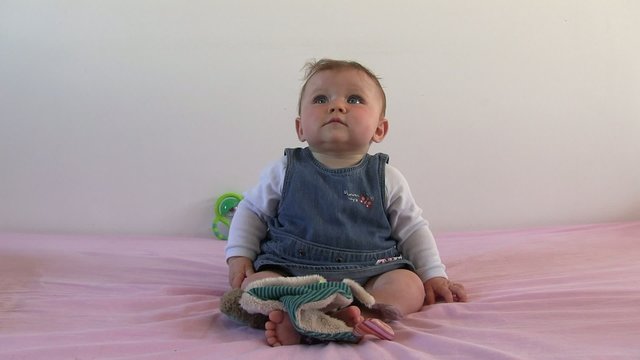 b&eacute;b&eacute; perd l'&eacute;quilibre