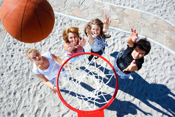 Teenagers playing basketball - 34931519