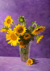 Sonnenblumen in einer transparenten Glasvase auf abstraktem Hintergrund