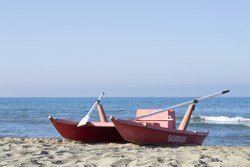 Fototapeta premium barca di salvataggio sulla spiaggia