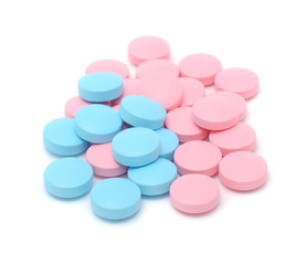 Obraz na płótnie Canvas Niebieskie i różowe tabletki wyizolowanych na białym tle