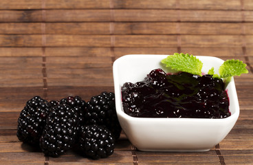 brombeeren marmelade neben brombeeren