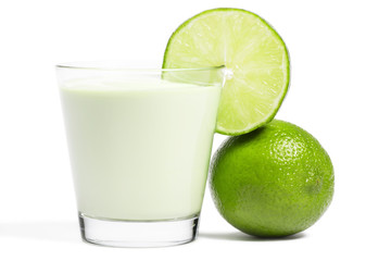 limonenscheibe an einem milchshake glas und limone
