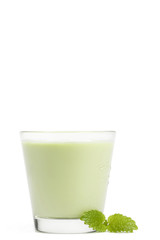 melisse neben milchshake auf weissem hintergrund