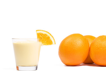 milchshake mit orangen auf weissem hintergrund