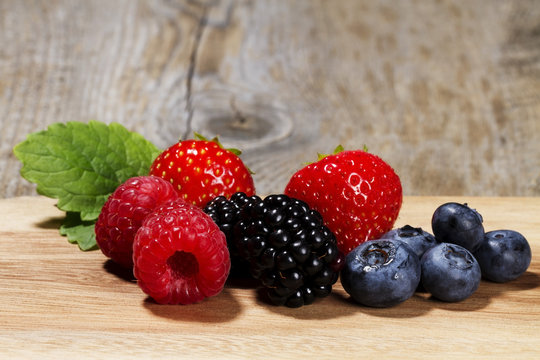 waldbeeren auf h&ouml;lzernem hintergrund