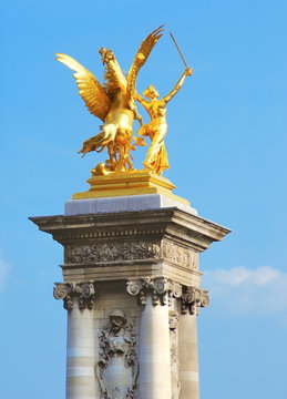 Cheval ail&eacute; du pont alexandre III