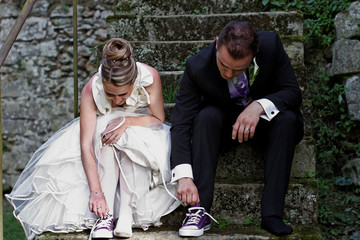 Fototapeta na wymiar les mariés mettent des chaussures fun