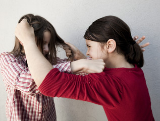 deux jeunes filles  dispute enfantine