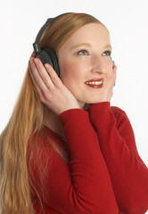 Frau hört Musik