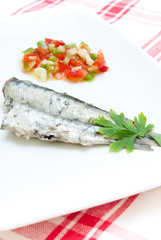 Sardinas con perejil y pimientos y ajo