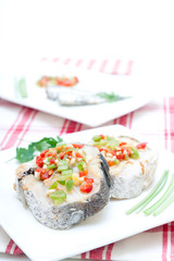 Lomos de merluza al horno con pimientos