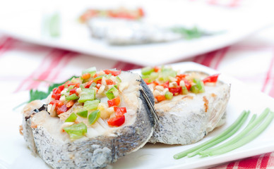 Lomos de merluza al horno con pimientos