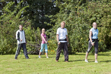 Gruppe beim nordic walking outdoor