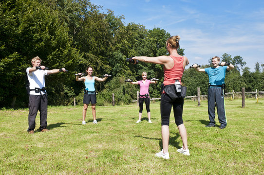Gruppe beim Schwunghanteltraining outdoor