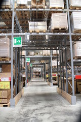 scaffali in un deposito di grande magazzino