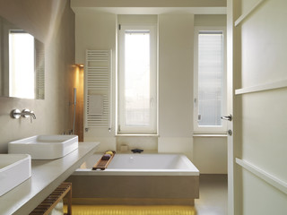 bagno moderno con vasca da bagno