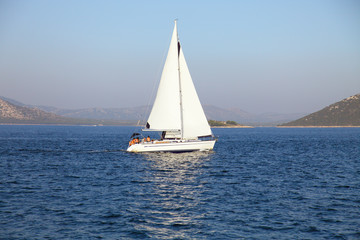 Obraz premium Yacht sailing on sea