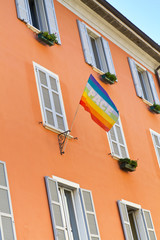Fototapeta na wymiar Typisches Wohnhaus in italienischer Kleinstadt mit Pace-Flagge