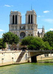 Fototapeta na wymiar Notre Dame de Paris, Petit Pont most i rzeka Seine