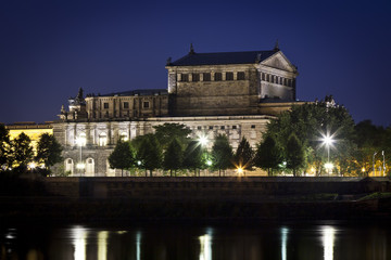 Fototapeta na wymiar Semper Oper by night