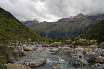Fototapeta na wymiar Rzeka w Pirenejach, Ordesa, Hiszpania