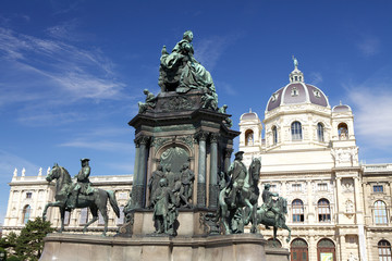 Fototapeta na wymiar Statua regina Maria Theresia e museo dell'arte,Vienna