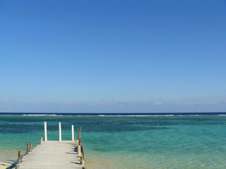 Obraz premium Sea, sky and pier in the Mexican Caribbean