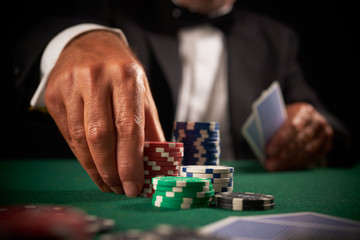 Fototapeta na wymiar żetony do gry karty gracza kasyna