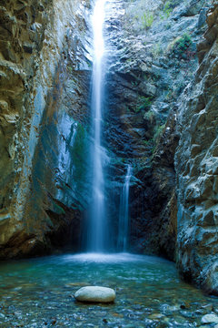 Fototapeta Wodospady Chantara w górach Trodos, Cypr