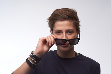Junges Madchen mit cooler Sonnenbrille und Armband