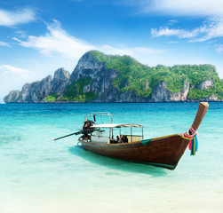 Naklejka na ściany i meble łodzi na wyspie Phi Phi Tajlandia