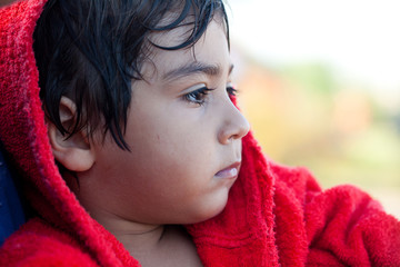 bambino avvolto nell'accappatoio rosso