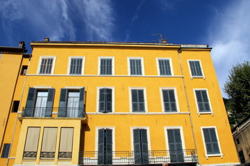 Fototapeta na wymiar Elewacja immeuble Côte d'Azur