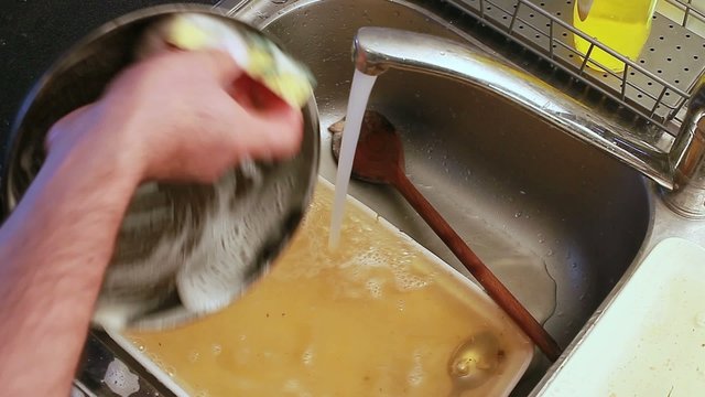 Washing frying pan